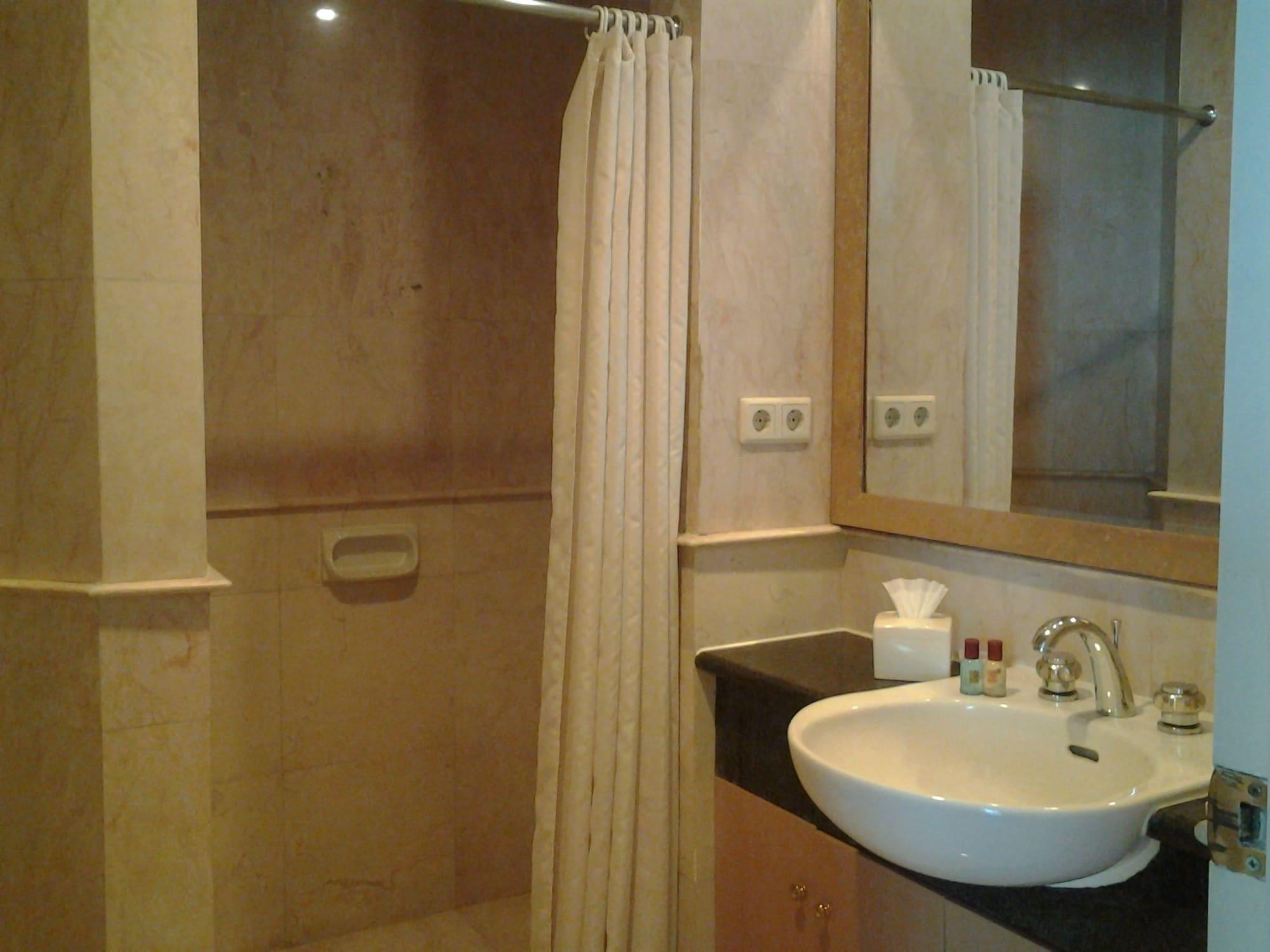 Batavia Hotel & Serviced Apartments Jakarta Exterior foto